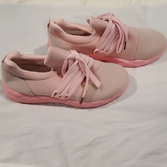 Ladies fabric and mesh shoes - Picture 3 of 3